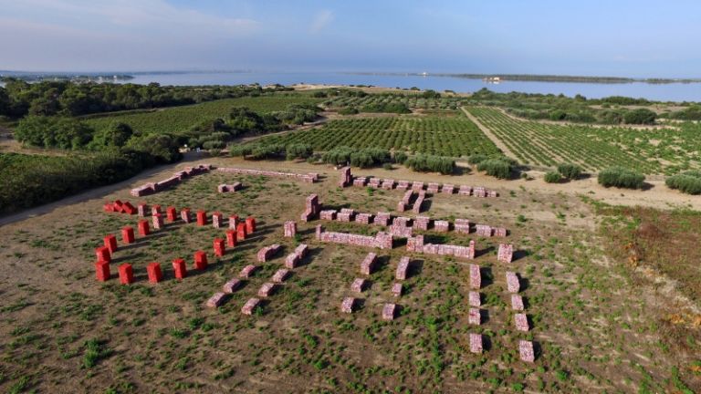 Help the Age of Plastic foto Mario Montalto 4 Installazione shock di Maria Cristina Finucci in Sicilia. Con 1.500 mq di rifiuti