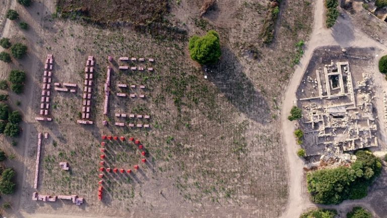 Help the Age of Plastic foto Mario Montalto 6 Installazione shock di Maria Cristina Finucci in Sicilia. Con 1.500 mq di rifiuti