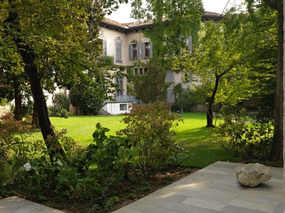 Il giardino della sede milanese della Lisson Gallery - photo Ken Adlard