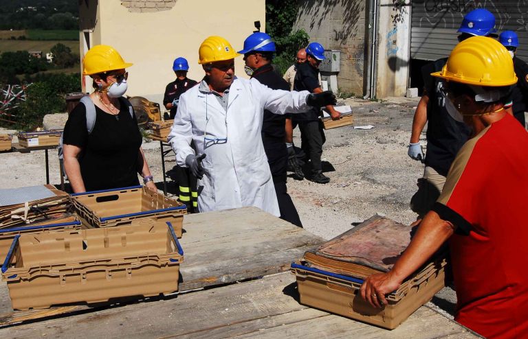 Il salvataggio dell’Archivio storico di Amatrice (foto Archivio di Stato di Rieti)