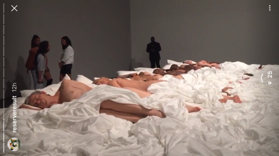 Kanye West porta le sculture in cera del video Famous in galleria. Ed è subito scandalo