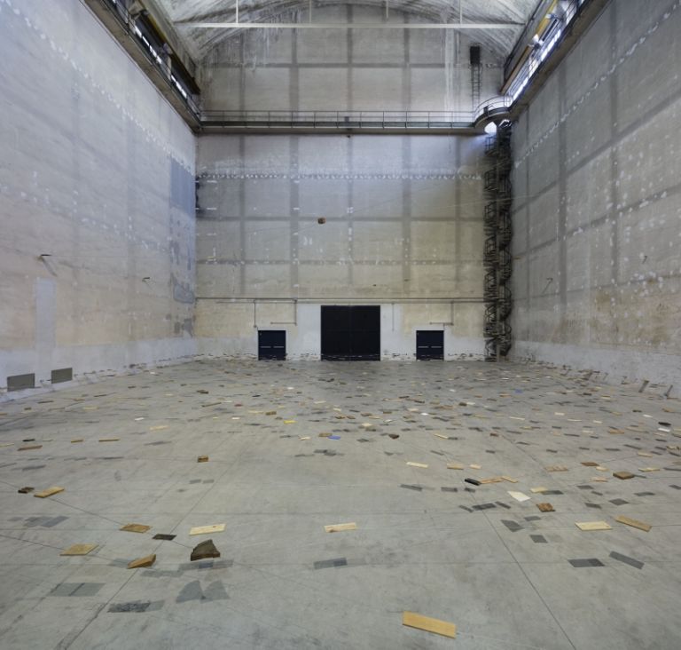 Kishio Suga – Left Behind Situation 1972 2016. Courtesy dell’artista Glenstone Foundation Potomac Maryland e Pirelli HangarBicocca Milano. Foto Agostino Osio 2 Kishio Suga debutta a Milano. Le foto della mostra all’Hangar Bicocca