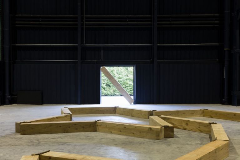 Kishio Suga – Situations, veduta della mostra, Pirelli HangarBicocca, 2016. Courtesy of Pirelli HangarBicocca, Milano. Foto Agostino Osio