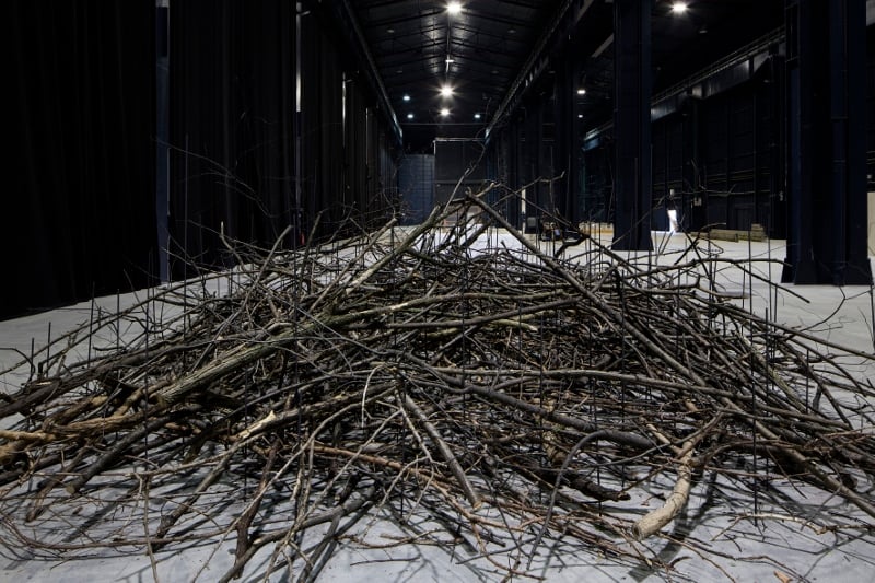 Kishio Suga debutta a Milano. Le foto della mostra all’Hangar Bicocca