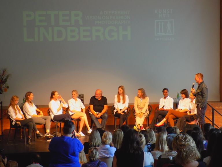 Linaugurazione della mostra di Peter Lindbergh a Rotterdam 11 Cindy Crawford, Milla Jovovich e Eva Herzigova celebrano Peter Lindbergh a Rotterdam. Tutte le foto della serata