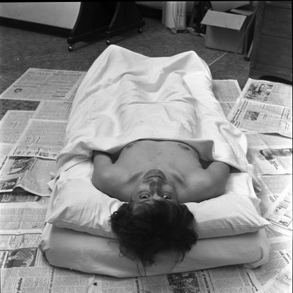 Luciano Fabro, prove per Lo spirato, studio di Giovanni Ricci, Milano 1973 © Johnny Ricci