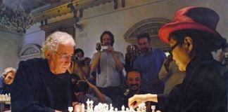 Luigi Bonotto e Yoko Ono giocano a scacchi