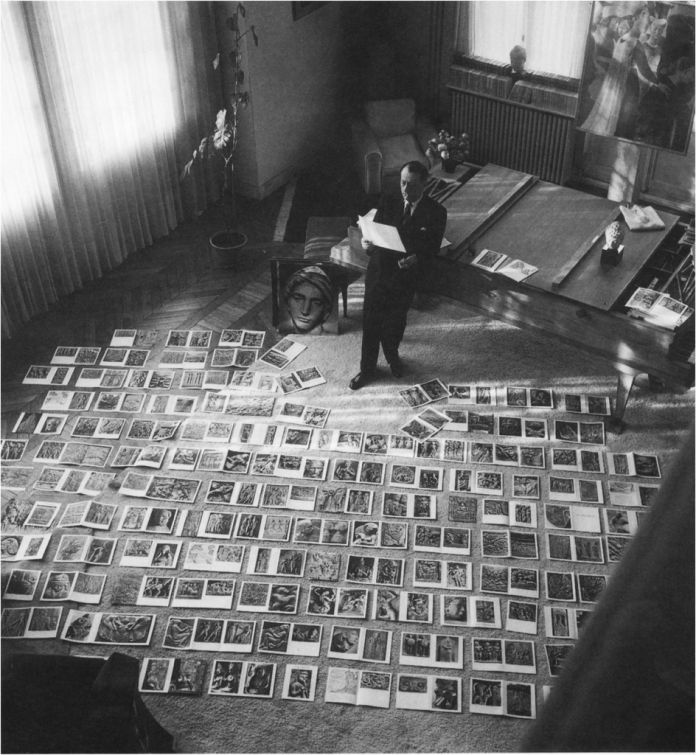 Perspecta 49 - Maurice Jarnoux, André Malraux mentre sceglie le immagini per Les Voix du Silence, 1948 – dettaglio di una fotografia per Paris Match