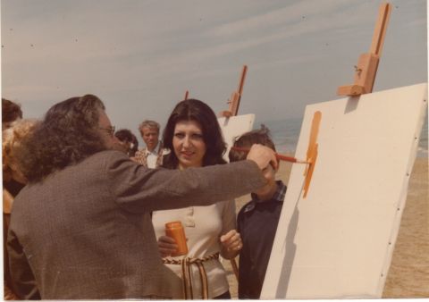 Pierre Restany a Pescara per Un arcobaleno dipinto sul mare, azione di Franco Summa, 1977