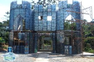 Usare bottiglie di plastica per costruire le case. Il villaggio di Bocas del Toro in un video