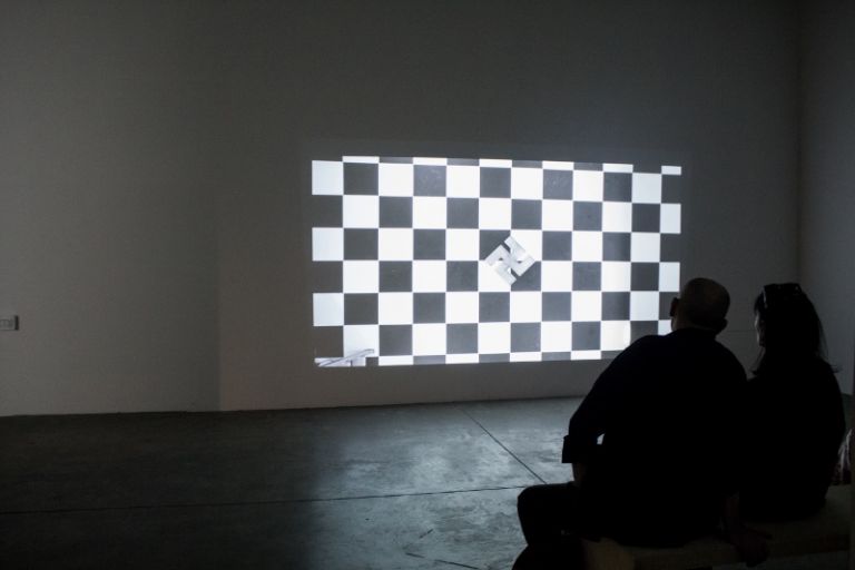 Santiago Sierra The Trough 2015 2016. Installation view 1 4 800x533 La Contemporary Art Night inaugura a Milano la stagione in Zona Ventura. E a sorpresa fa il pieno di visitatori e collezionisti