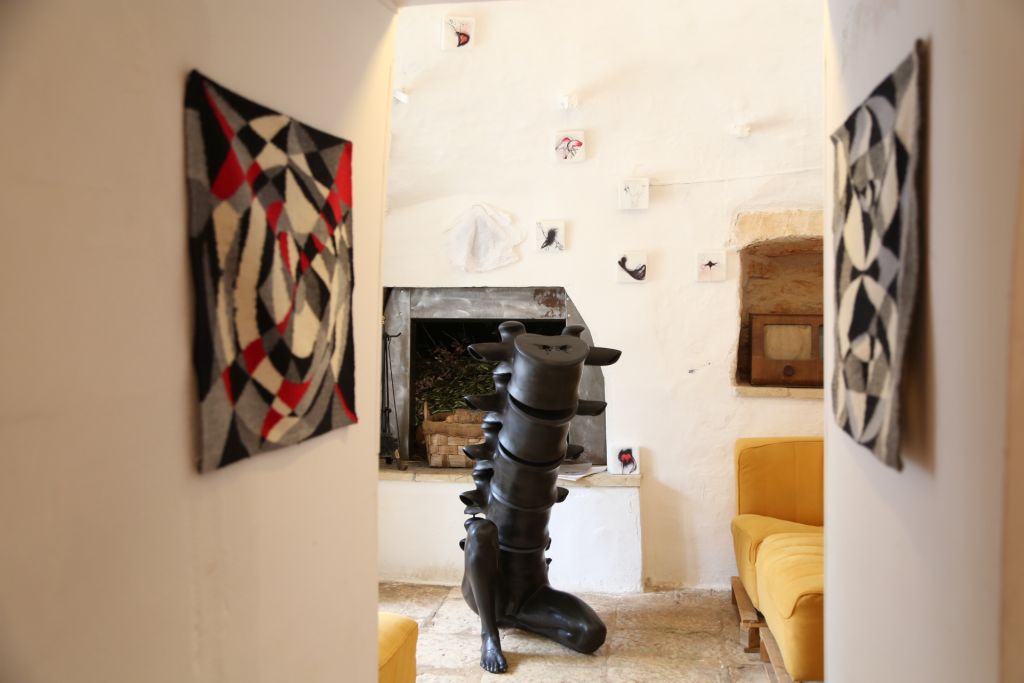 Un trullo pugliese si trasforma in un centro d’arte contemporanea. Tutte le immagini di Trullo 227 a Martina Franca