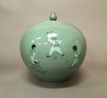Un vaso in mostra a Colori e forme della ceramica coreana cura di Kim Dong Jin