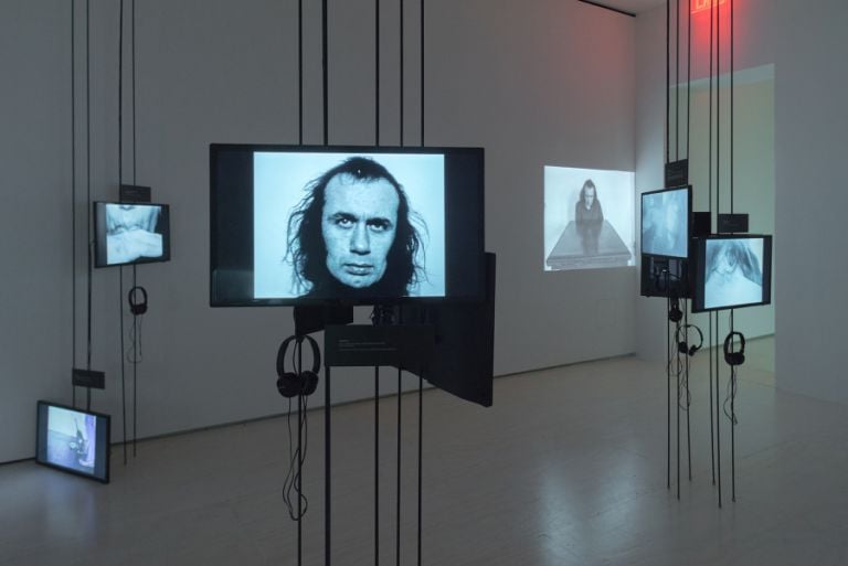 Vito Acconci: l’artista mutante. Un video racconta la sua retrospettiva al MoMA PS1