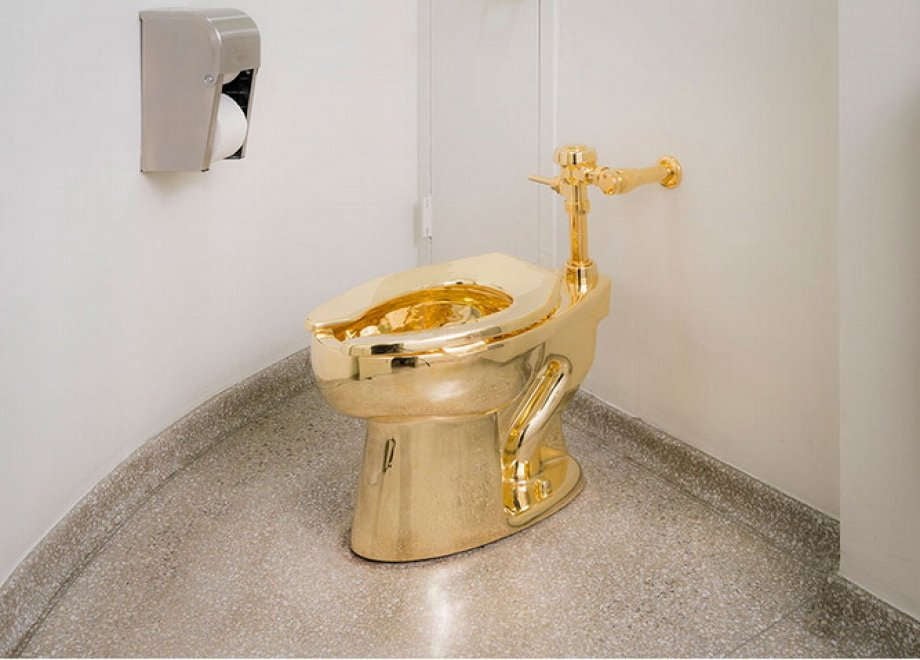 Inaugura al Guggenheim di New York il cesso d’oro di Maurizio Cattelan