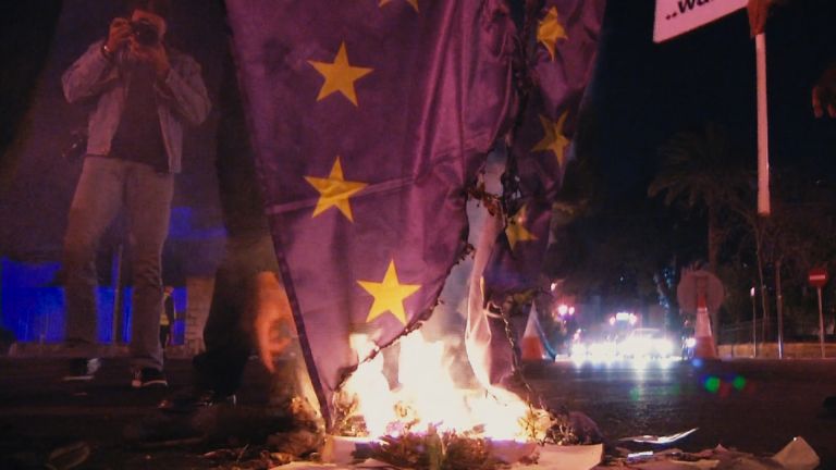 La bandiera dell'Europa in fiamme nel film di Antonella Piras - foto Springshot Production