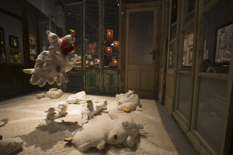 Antonio Marras, Notti bianche, 2006, installazione con tappeto sardo a Pibiones e peluche © Daniela Zedda