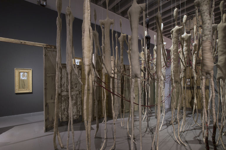 Antonio Marras, Uno più, uno meno, 2004, installazione di pupazzi di pezza imbottiti © Daniela Zedda