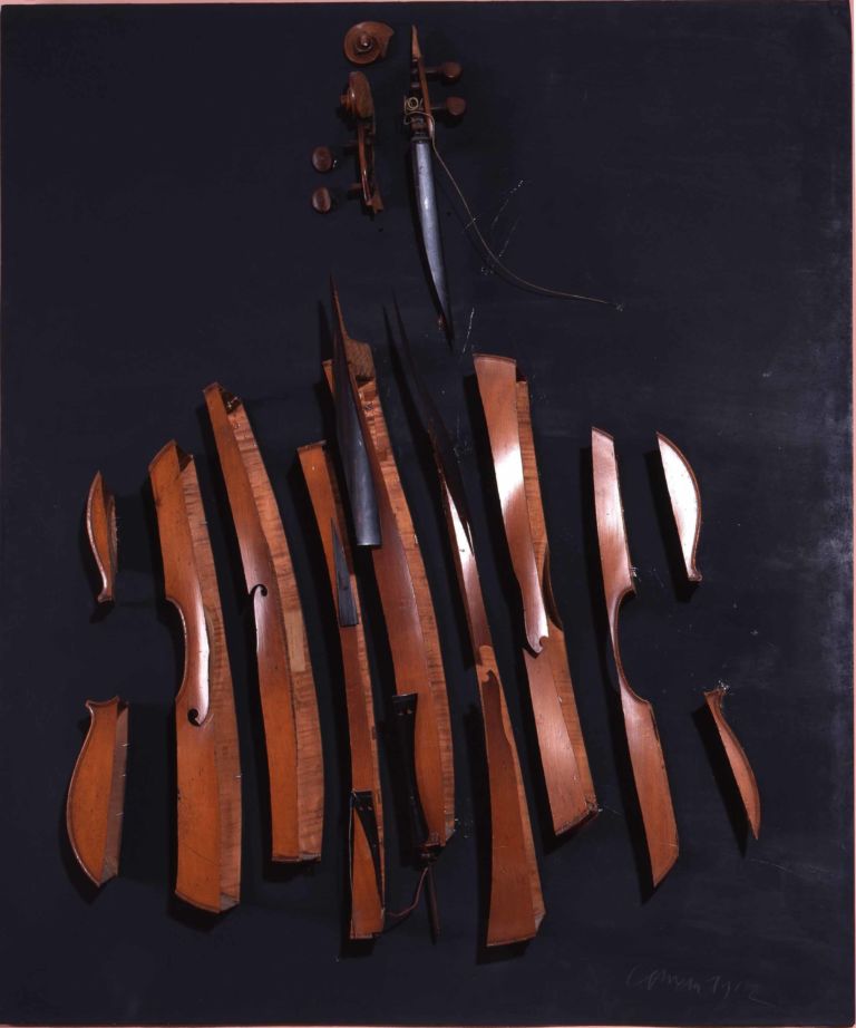 Arman, Cello, 1962, violoncello coupée sur bois, Collezione Privata, Svizzera