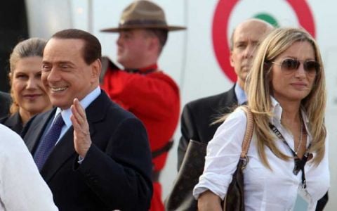 Berlusconi con Federica Gagliardi, detta la Dama Bianca, portata con sé in delegazione al G8 di Toronto