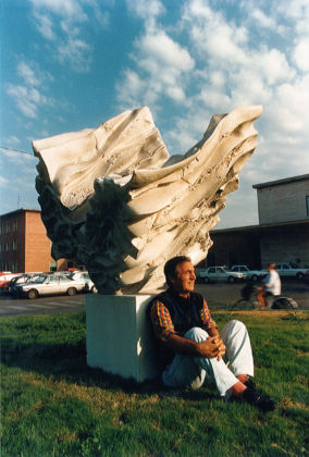 Carlo Zauli con il Cubo alato, Faenza, 1991