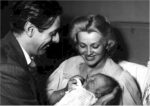 Dario Fo con Franca Rame alla nascita del figlio Jacopo, nel 1955