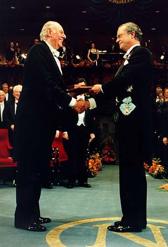 Dario Fo riceve il Premio Nobel per la Letteratura nel 1997