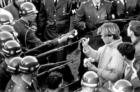 Dimostranti contro la guerra in Vietnam al Pentagono, 1967 - photo Bernie Boston per The Washington Post : Getty Images
