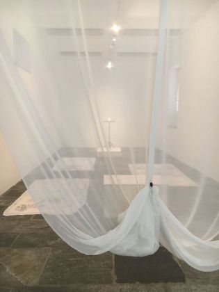 Fondazione Arnaldo Pomodoro, l'installazione dell'opera di Maria Teresa Ortoleva foto Federico Giani