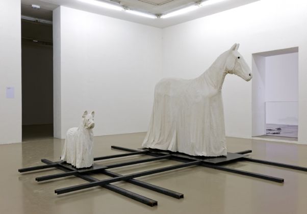 Guillaume Leblon, Lost Friend (chien), 2014, Lost Friend (cheval), 2014, © Blaise Adilon