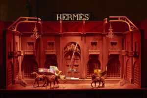Ecco il nuovo store di Hermès a Roma. Con le vetrine d’artista di Noa Verhofstadt