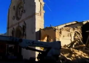Terremoto, le immagini di San Benedetto polverizzata. Primi bilanci delle perdite per il patrimonio artistico: ma l’Infinito di Leopardi è salvo