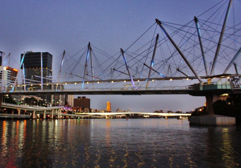 Il Kurilpa Bridge di Cox Rayner Architects e Arup a Brisbane