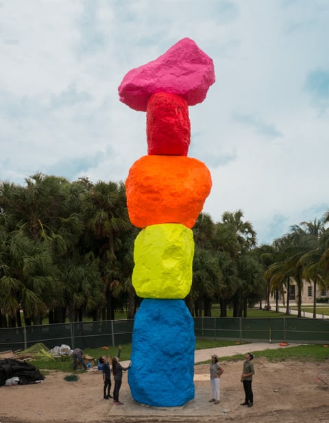 Installation image di Miami Mountain, di Ugo Rondinone, commissionata da The Bass, Miami Beach (foto Matt Nelson, courtesy of the artist and The Bass, Miami Beach)