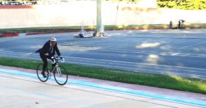 Jan Fabre ciclista a Lione. Foto&video della performance che inaugura la mostra al Museo MAC