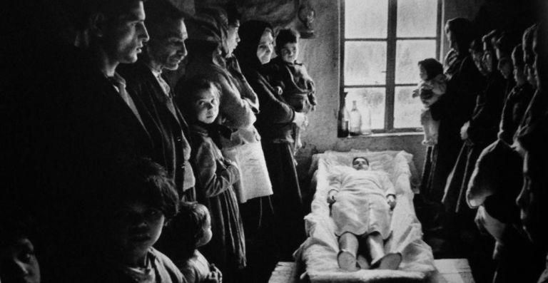 Josef Koudelka, Funerale di una giovane gitana, 1963