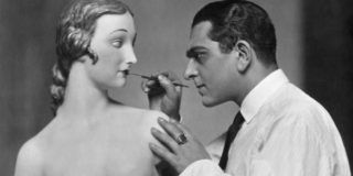 Karl Schenker fotografato mentra dipinge un manichino, 1920 ca.