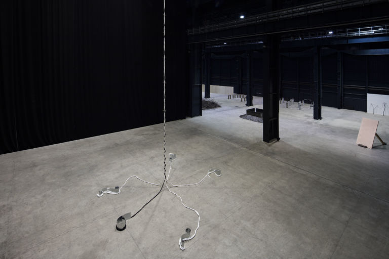 Kishio Suga – Situations – exhibition view at Pirelli HangarBicocca, Milano 2016 - photo Agostino Osio