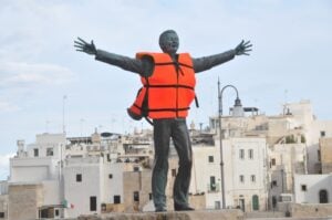 Una performance per il migrante Domenico Modugno. Driton Selmani a Polignano a Mare