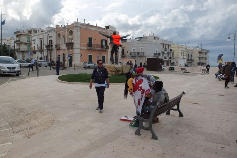 La performance dedicata a Modugno a Polignano a Mare - foto Roberto Lacarbonara