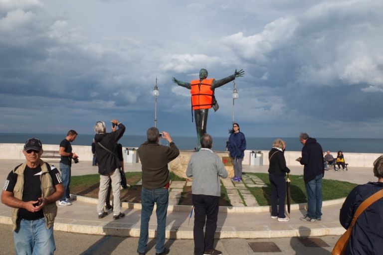 La performance dedicata a Modugno a Polignano a Mare 5 Una performance per il migrante Domenico Modugno. Driton Selmani a Polignano a Mare