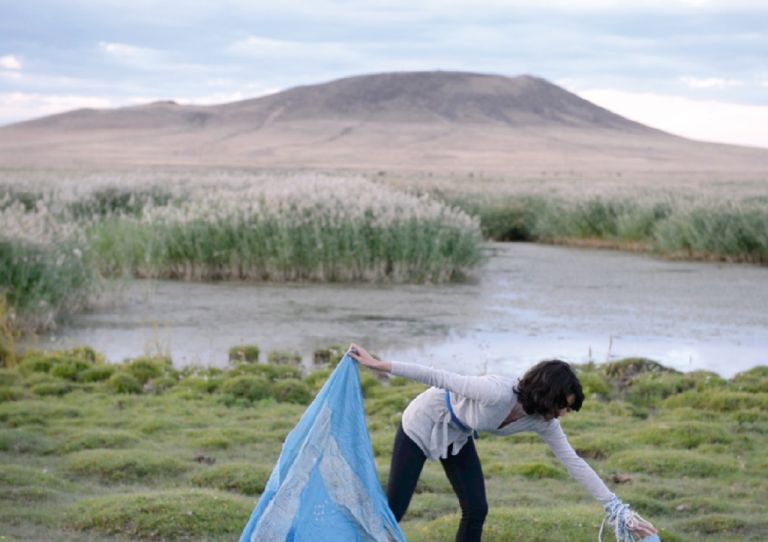 Land Art Mongolia Biennale – Lisa Batacchi – Ho portato il mio sipario davanti alla montagna sacra di Altan Ovoo, Dariganga, Mongolia - still da video - credits Lisa Batacchi