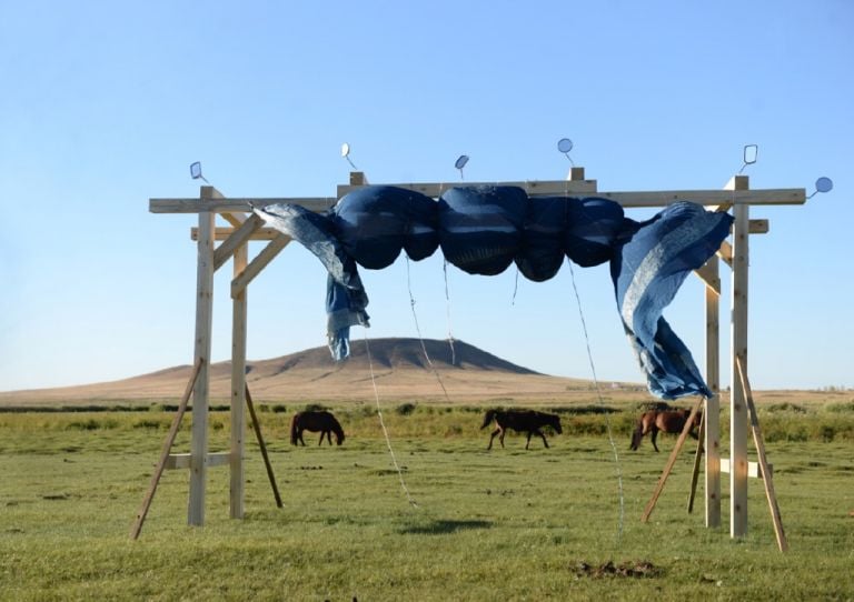 Land Art Mongolia Biennale – Lisa Batacchi – Installazione site specific e performance – photo credits Injinaash Ing (photographer for Land Art Mongolia)