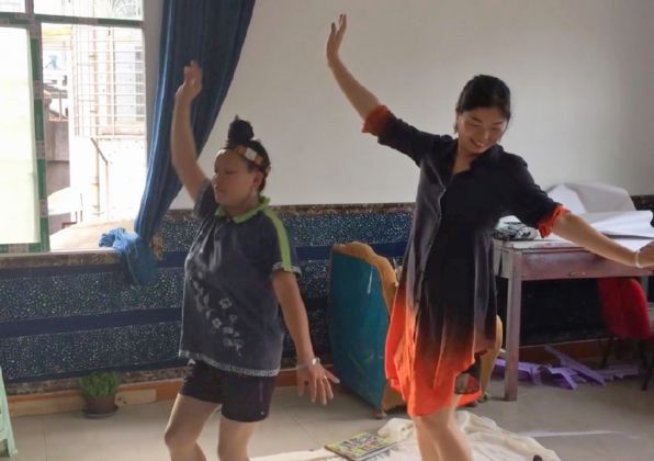 Land Art Mongolia Biennale – Lisa Batacchi – Cantando e ballando insieme per prenderci una pausa dal lavoro - still da vídeo - credits Lisa Batacchi