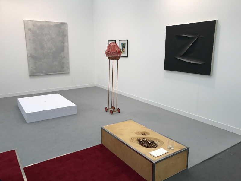 London Updates: stand da Biennale per Massimo De Carlo a Frieze. Le foto della nuova sezione Nineties