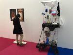 Londra linstallazione nei bagni di Frieze 2016 dellartista Julie Verhoeven. Foto di Mario Bucolo 1 London Updates: ultimo flash dalla fiera Frieze. Tutti pazzi per il cesso d’artista di Julie Verhoeven