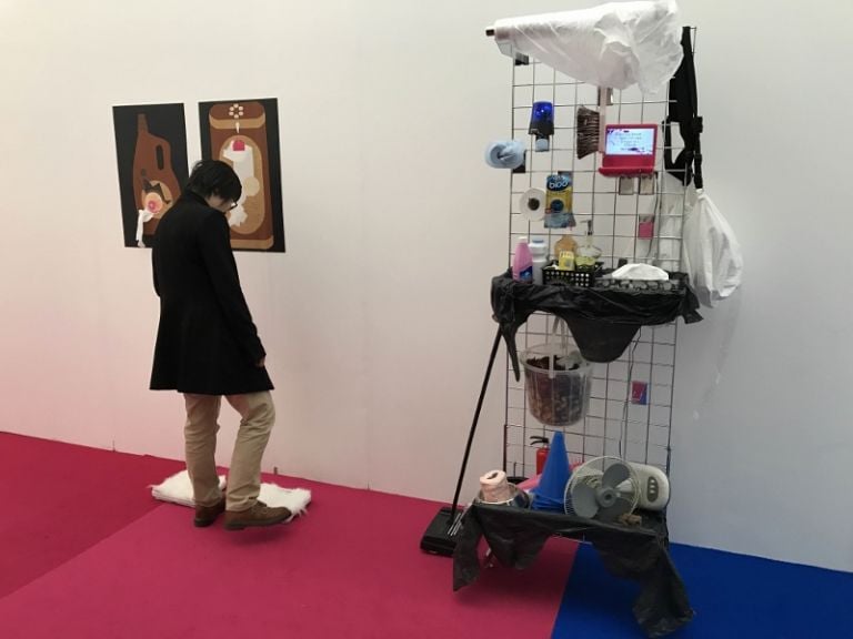 Londra linstallazione nei bagni di Frieze 2016 dellartista Julie Verhoeven. Foto di Mario Bucolo 1 London Updates: ultimo flash dalla fiera Frieze. Tutti pazzi per il cesso d’artista di Julie Verhoeven