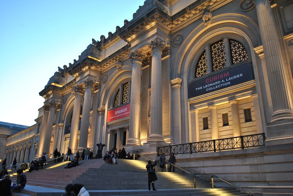 Via i venditori ambulanti dal museo. Il Metropolitan di New York come Roma