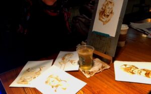 Marisol Ocádiz, l’artista messicana che ritrae sconosciuti nei caffè, usando il caffè