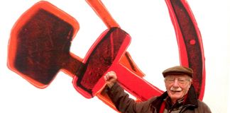 Nino Caruso con un'opera di Andy Warhol - GNAM, Roma